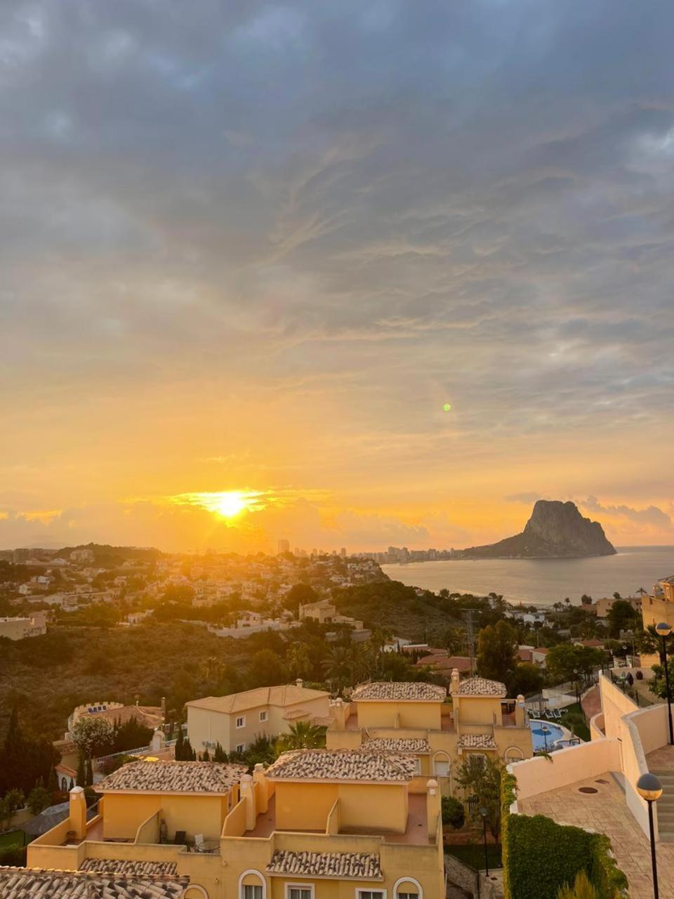 Chalet Adosado Con Vistas Al Mar Calpe Bagian luar foto